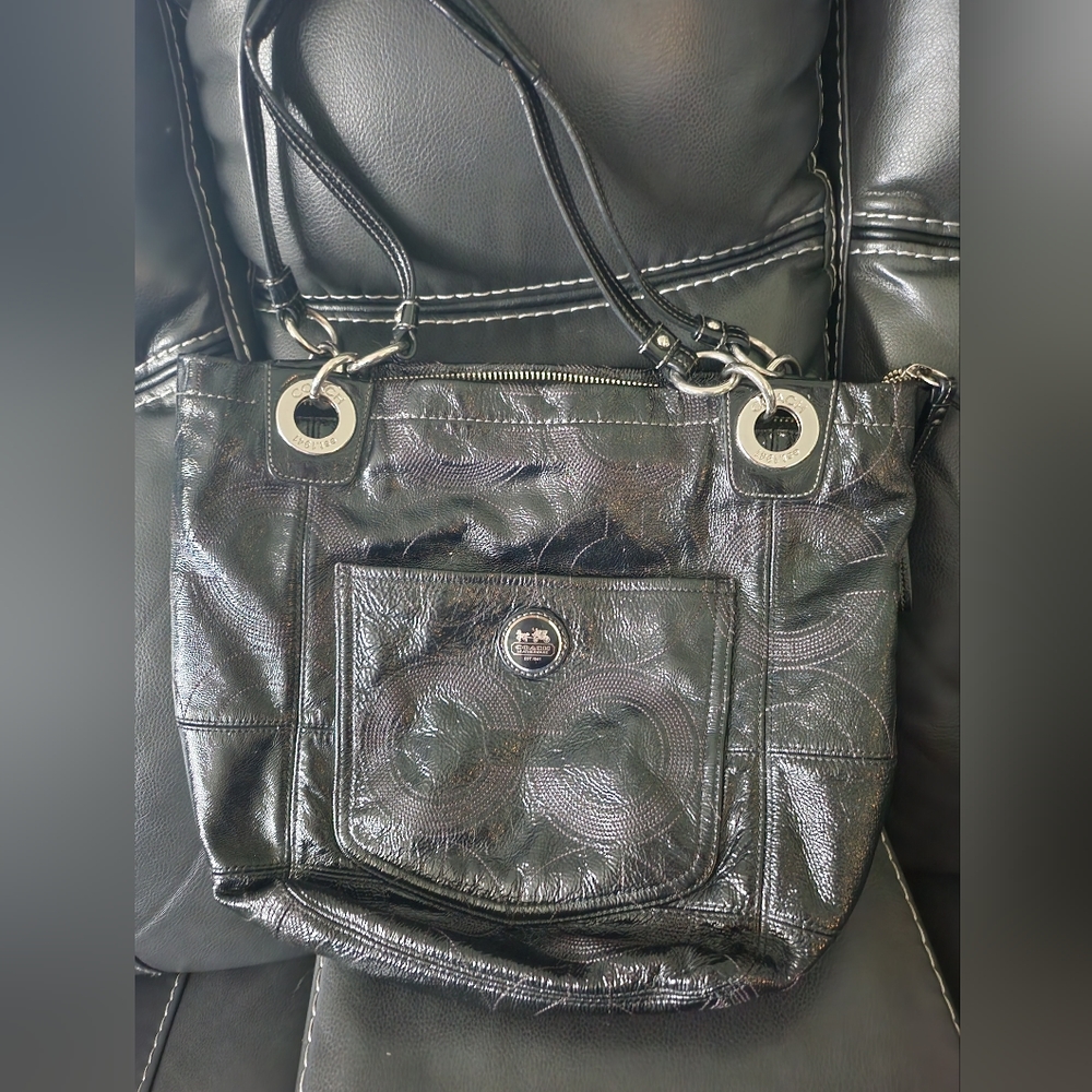 Preloved Coach Vintage Patent Signature Coach